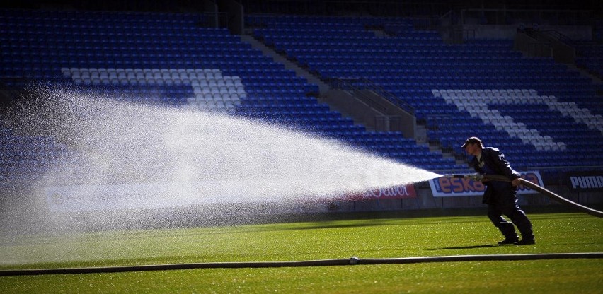 Stadion Miejski - Trawa na Bułgarskiej już leży [ZDJĘCIA]