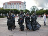Flash mob w Sopocie: Żywe biało - czarne grały w szachy na placu Kuracyjnym