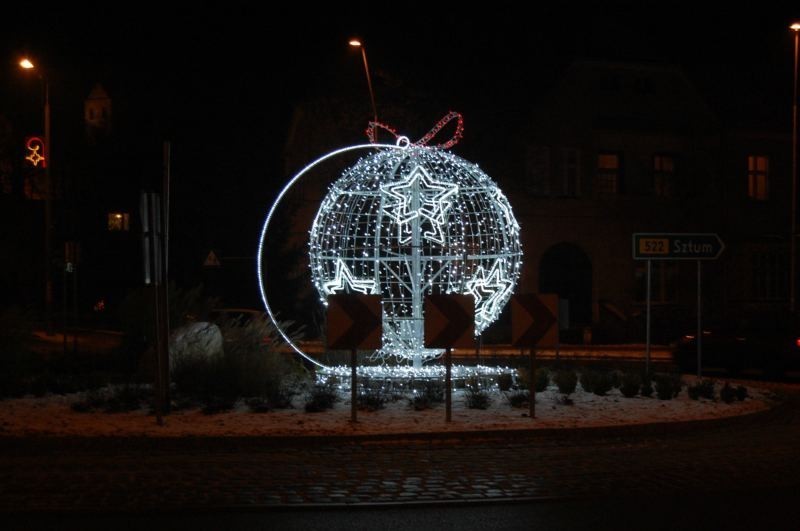 Prabuty: Zobaczcie świąteczne oświetlenie w mieście. W tym roku nowa iluminacja zdobi rondo