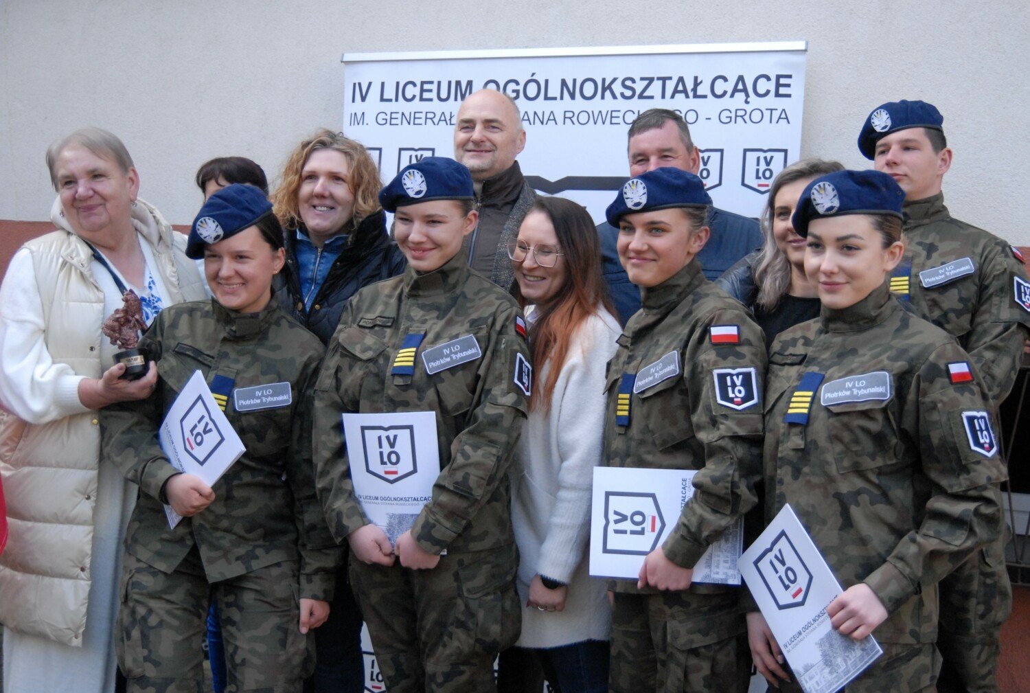 Pożegnanie klasy mundurowej w IV LO w Piotrkowie. Uczniowie odebrali