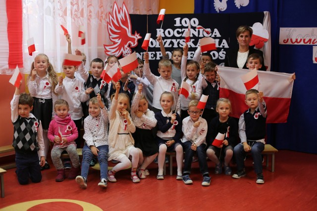 Przedszkolaki z Publicznego Przedszkola nr 10 w Łomży uczciły święto 11 listopada