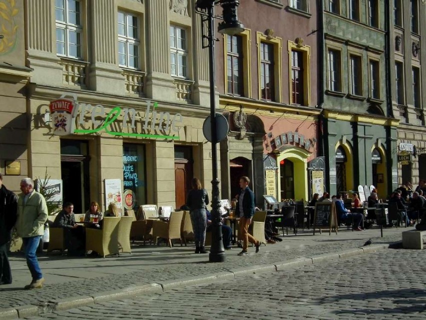 Stary Rynek w Poznaniu z ogródkami piwnymi, ale bez namiotów
