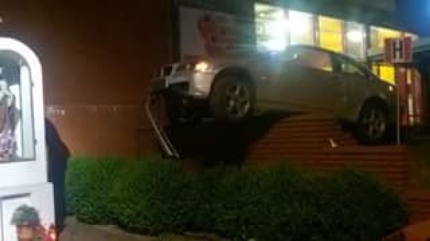Kierowca BMW szalał w nocy po Siemianowicach Śląskich. Finał na murku