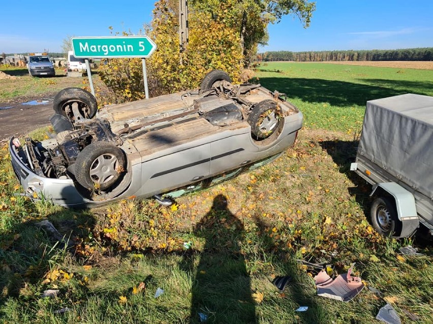 Wypadek w Studźcach: ranni w szpitalu. Ford uderzył w audi i "dachował" 