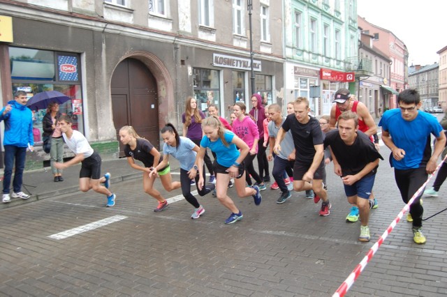 W tym roku start i metę wytyczono na nakielskim rynku.  Uczestników - od maluchów po dorosłą młodzież - blisko 130.  Sebastian Korta, najmłodszy zawodnik, który ukończył bieg, otrzymał nagrodę ufundowaną przez córkę Klemensa Biniakowskiego Gabrielę Rompalską. Najmłodszą  biegaczką okazała się Marta  Suchomska.  I dla niej była nagroda. Sponsorem  hurtownia sportowa z Bydgoszczy. 

>> Najświeższe informacje z regionu, zdjęcia, wideo tylko na www.pomorska.pl 