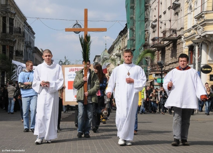 Na czele marszu niesiony był krzyż... fot. Piotr Drzewiecki