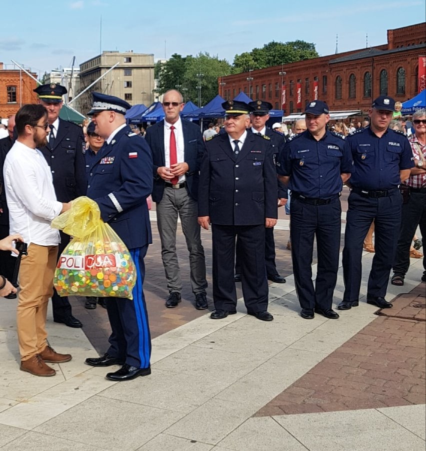 Bełchatów": Policjanci zebrali nakrętki dla łódzkiego hospicjum