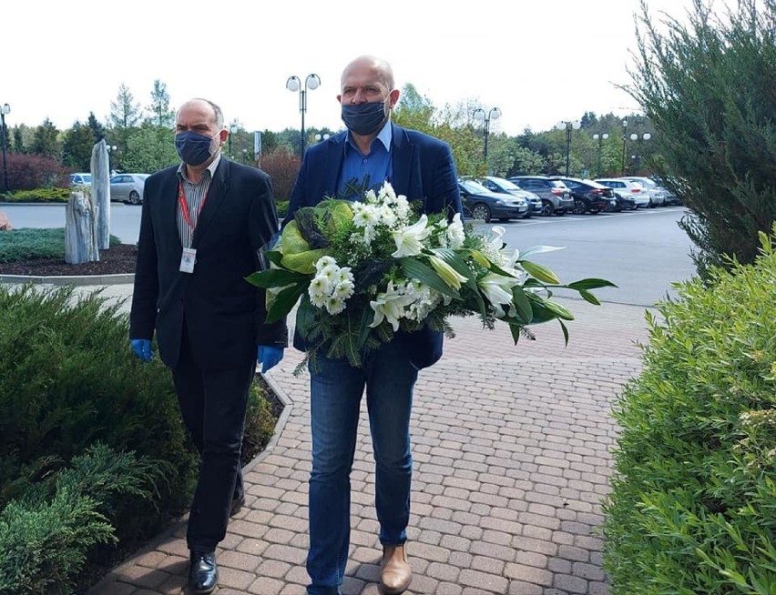 Kwiaty ku czci ofiar wypadków przy pracy w KWB Bełchatów