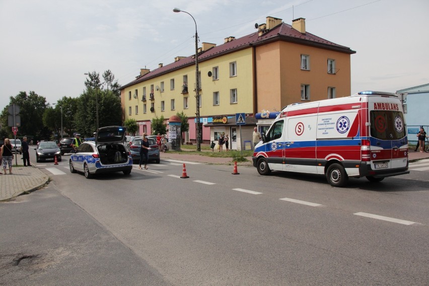 W Skarżysku policyjny radiowóz potrącił pieszą. Kobieta trafiła do szpitala (ZDJĘCIA)