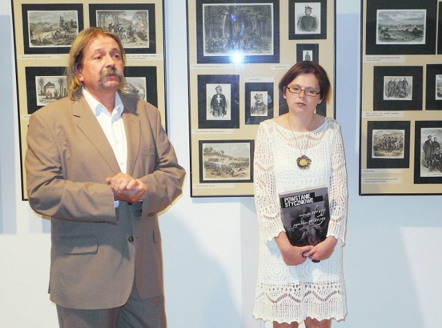 Autor wystawy Wojciech Lizak i Jolanta Aniszewska ze stargardzkiego muzeum.