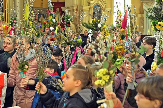 W parafiach w Zduńskiej Woli tradycyjnie upamiętniono wjazd Jezusa do Jerozolimy przed ukrzyżowaniem i zmartwychwstaniem. Dzisiaj, w Niedzielę Palmową święcono palmy m.in. w Bazylice Mniejszej, parafii pw. św. Pawła i parafii św. Maksymiliana