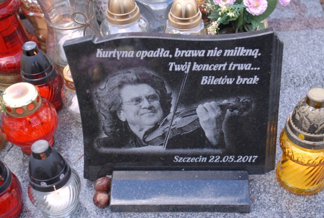 Zbigniew Wodecki - piosenkarz i kompozytor. Zmarł w maju tego roku. Lokalizacja grobu: cmentarz Rakowicki, kwatera LXXV, rząd 32, miejsce 3 na pasie