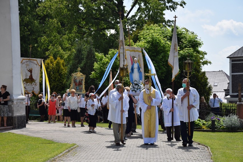 Boże Ciało w Sokółce. Wierni w maseczkach maszerowali wokół kościoła św. Antoniego 