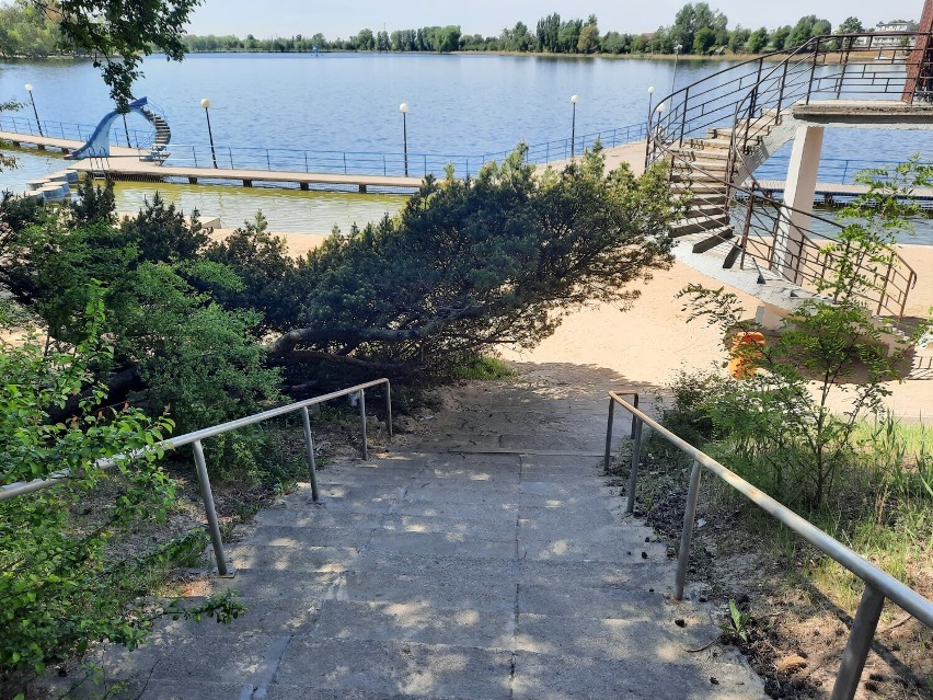 Plaża miejska w Wągrowcu przed sezonem. Jak wygląda kąpielisko nad Jeziorem Durowskim?
