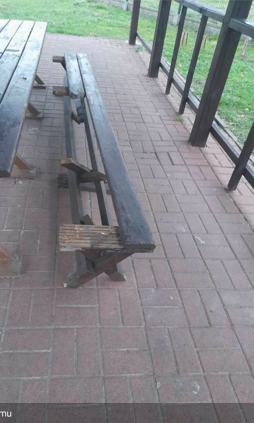 Ktoś połamał nowe ławki na nowym obiekcie w gminie Żukowice
