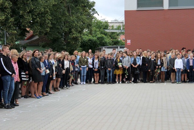 Zakończenie roku szkolengo 2017/2018 w Szkole Podstawowej i Gimnazjum nr 1 w Międzychodzie.

ZOBACZ TAKŻE:
ZUZANNA DOROBA Z MIĘDZYCHODU MISTRZYNIĄ I REKORDZISTKĄ POLSKI W BIEGU NA 300 METRÓW

BIEG ŚWIĘTOJAŃSKI W MIĘDZYCHODZIE 16.06.2018 - ZDJĘCIA

Prognoza pogody na weekend (22-24 czerwca):

źródło: TVN Meteo/x-news.pl.