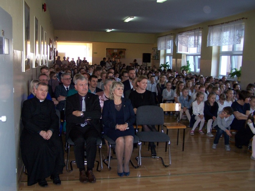 Misterium Bożonarodzeniowe „JAM JEST”  w Szkole Podstawowej w Piątku [ZDJĘCIA]