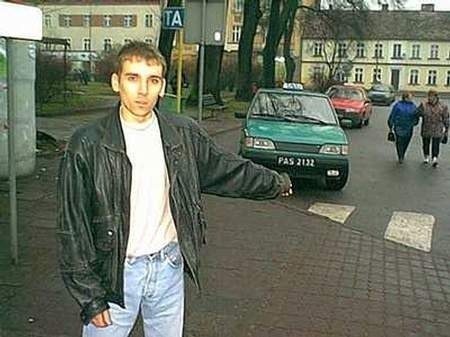 Tomasz Wiśniewski z Trzcianki pokazuje postój taksówek. Właśnie tam doszło do zdarzenia.