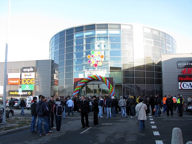 10. Galeria Ostrovia

To największe centrum handlowe w południowej Wielkopolsce. W galerii znajduje się około 200 sklepów, punktów usługowych oraz restauracji.

Wartość inwestycji około 200 mln złotych