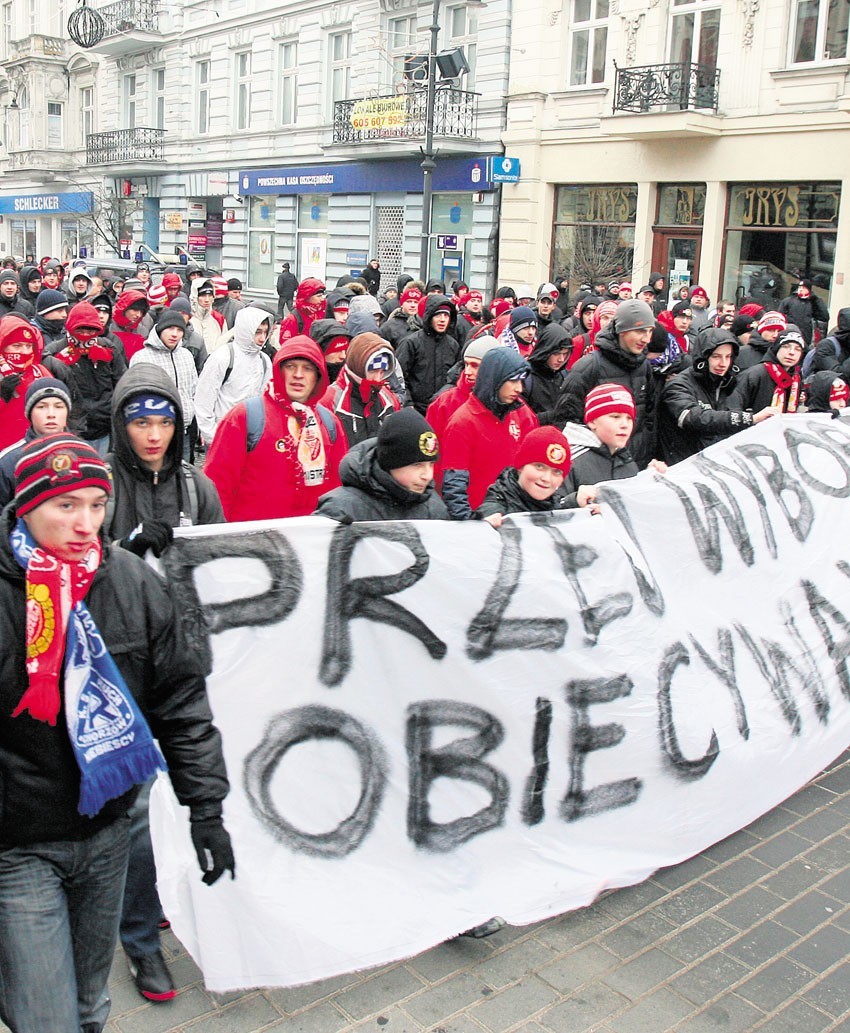 Kibice Widzewa pikietują pod magistratem