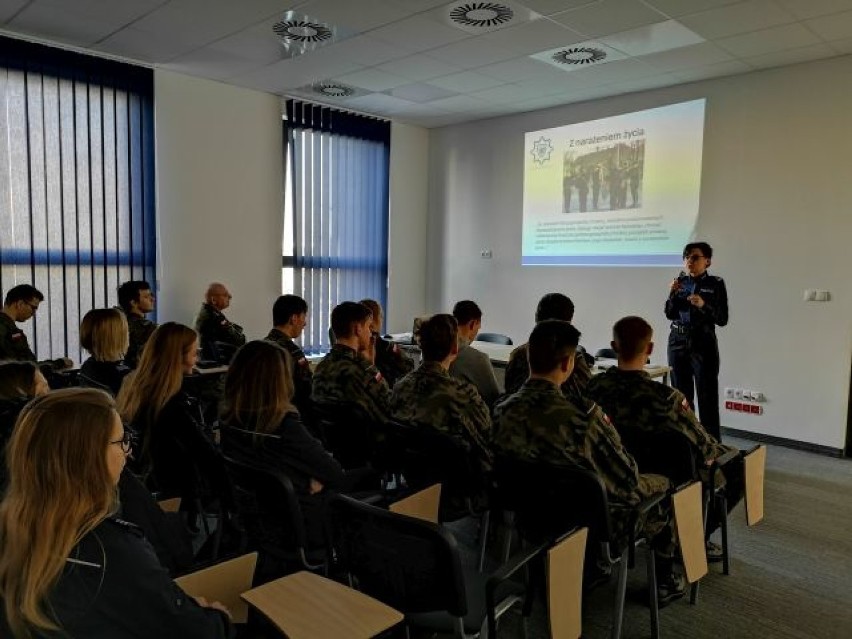 Policja w Kaliszu prowadzi wykłady dla uczniów klas...