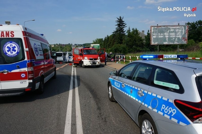 Wypadek na Wodzisławskiej w Rybniku z udziałem karetki. Pięć osób rannych [ZDJĘCIA]