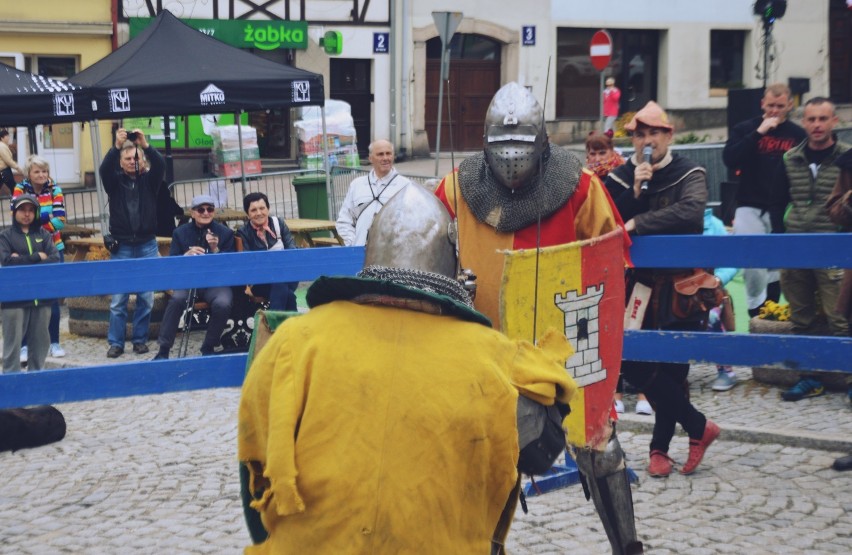 Średniowieczni rycerze, zlot starych samochodów, koncert orkiestry dętej... (ZDJĘCIA)