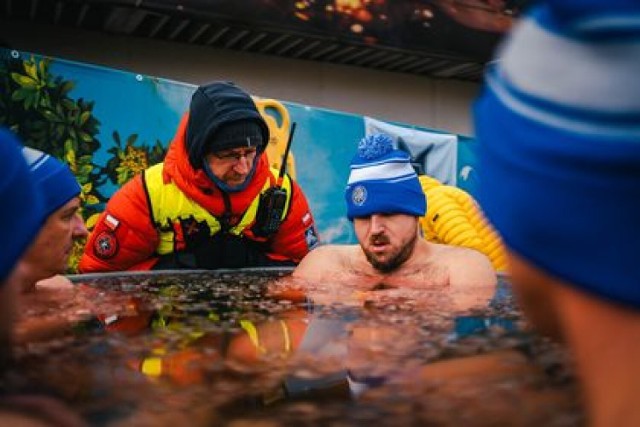 Daniel Mikołajczyk z Kutna wicemistrzem Polski w morsowaniu! Spędził w lodowatej wodzie sześć godzin!