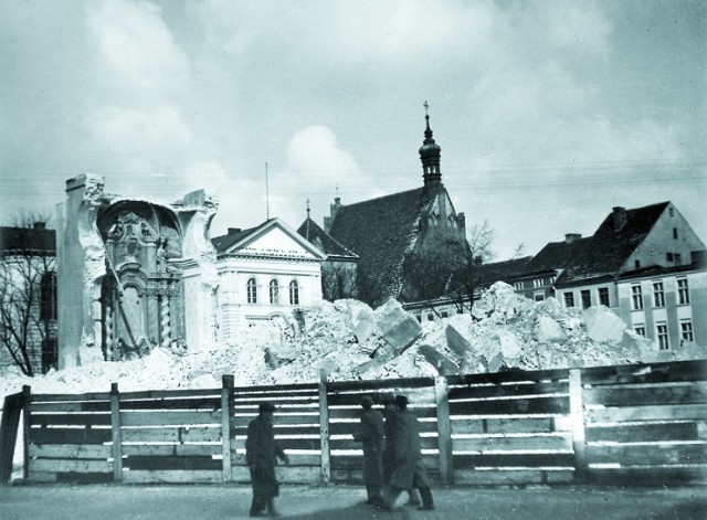 26 lutego 1940 roku, po zainstalowaniu drewnianych podpór i ich podpaleniu, runął fronton i ściany boczne. Gruz wypełnił rynek.
