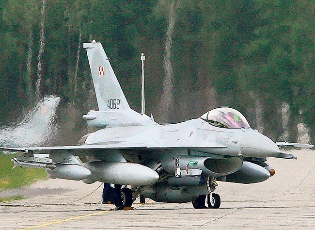 Nad lotniskiem w Michałkowie mają pojawić się myśliwce F-16