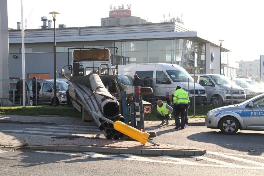 Zderzenie dwóch ciężarówek w Kielcach i uszkodzony nowy volkswagen [WIDEO, zdjęcia]