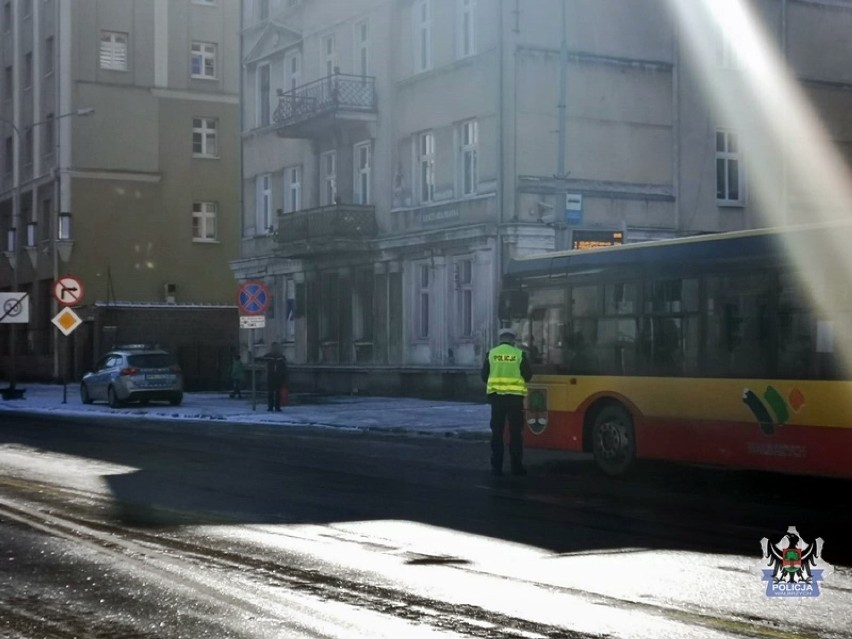 Policja w Wałbrzychu sprawdza autobusy i samochody