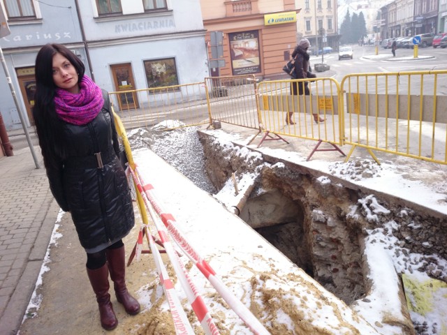 Edyta Subocz, rzeczniczka urzędu miasta, pokazuje odkrycia archeologiczne w Cieszynie.