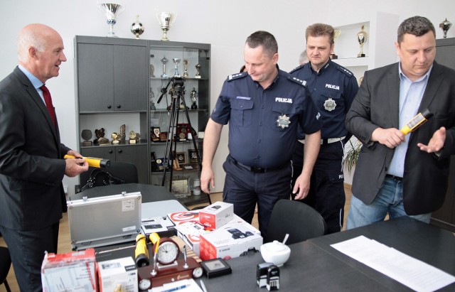 Urządzenia Alco-blow, które  trzymają w rękach Robert Malinowski (z lewej) i Rafał Cywiński (naczelnik zarządzania kryzysowego w ratuszu) na pewno przydadzą się grudziądzkiej "drogówce". W tle stoi jej przedstawiciel asp. sztab. Dariusz Wojtaś, w środku komendant Dariusz Knoff