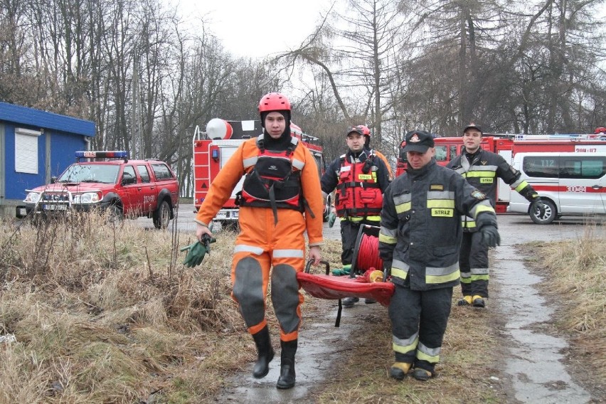 Ćwiczenia straży pożarnej na kieleckim zalewie 