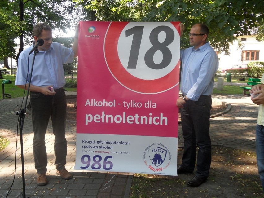 Alkohol tylko dla pełnoletnich. Akcja naklejkowa w Jaworznie [ZDJĘCIA]