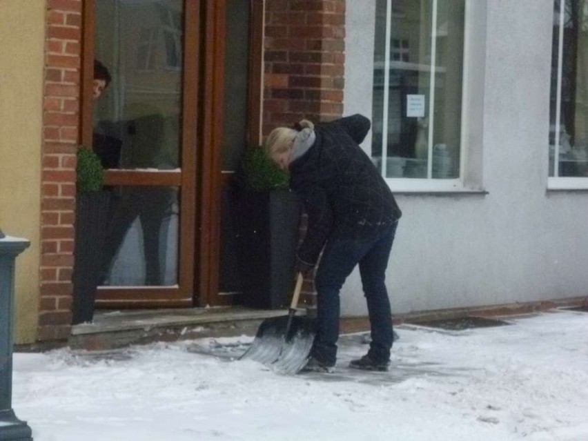 Chodzież: Zima znów zaatakowała. Jest mroźno i sypie śnieg [ZDJĘCIA]