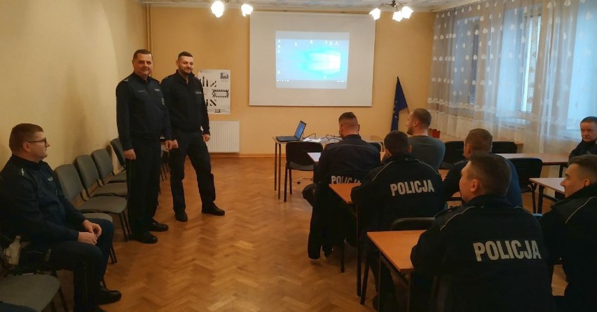 Policjanci z Radziejowa po szkoleniu. Omawiali procedury związane z konwojowaniem, zatrzymaniem i doprowadzanie osób