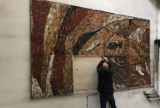 Unikatowa mozaika w Chełmku w nowej odsłonie. Skórzane dzieło po renowacji znalazło się w chełmeckiej hali sportowej. ZDJĘCIA