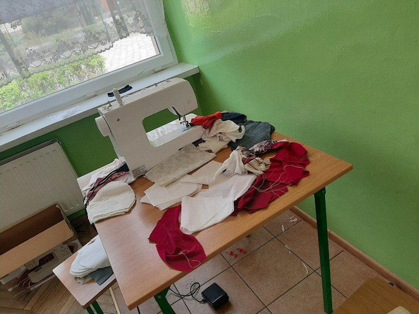 W Tuszynie po miejskim centrum kultury szyciem maseczek zajęła się  szkoła