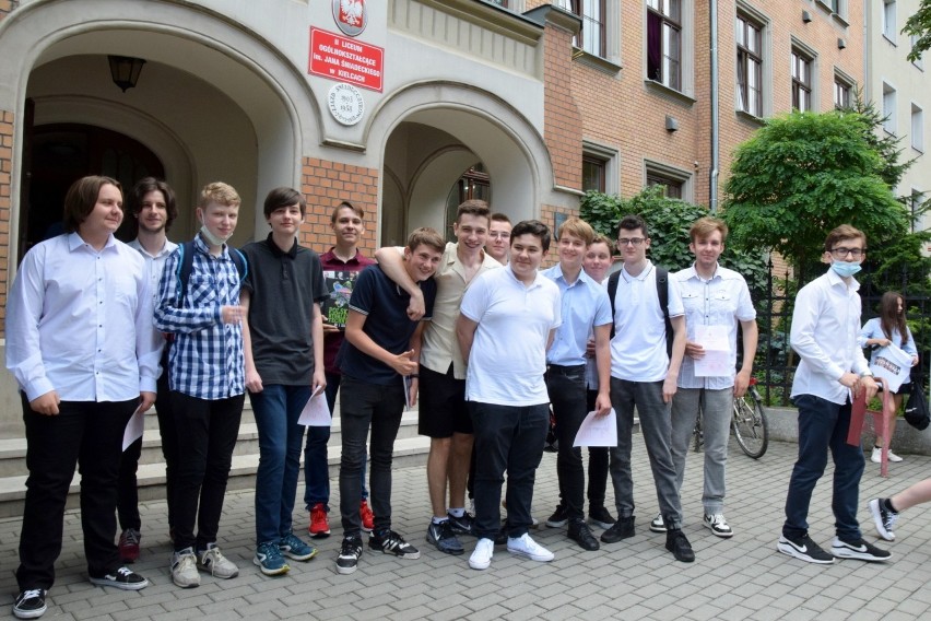 Zakończenie roku szkolnego w II Liceum Ogólnokształcacym imienia Jana Śniadeckiego w Kielcach (ZDJĘCIA, WIDEO)