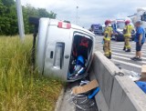 Groźny wypadek na A4. Samochód uderzył w bariery i przeleciał nad autostradą |ZDJĘCIA
