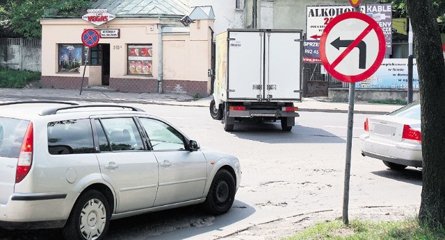 Kierowcy łamią zakaz tuż przy komisariacie policji