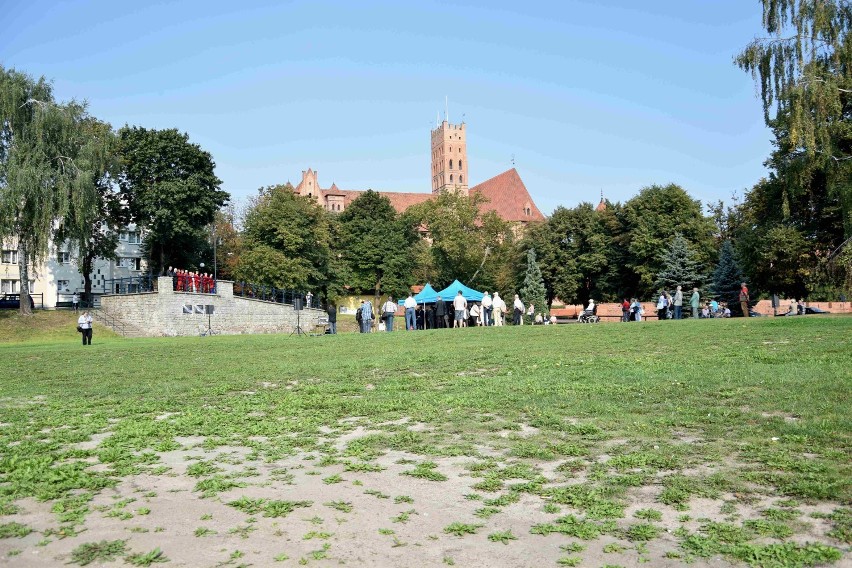 Trzy tablice pamiątkowe przypominają o ofiarach z masowej mogiły w Malborku