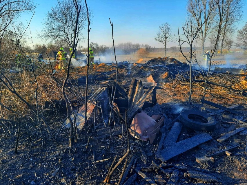 Pożar w Niemojewie. Spłonęła stodoła z  maszynami i fiatem 126p
