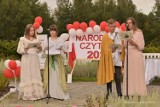 Narodowe Czytanie 2022 w Łasku. „Ballady i romanse” w ogrodzie różanym ZDJĘCIA
