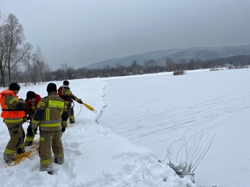 Strażacy z JRG w Sanoku  przeprowadzali ćwiczenia na lodzie. Zobacz jak ratowali poszkodowanego z przerębli ( ZDJĘCIA)