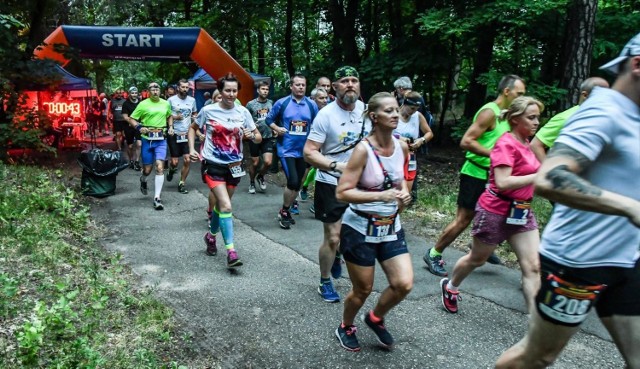 To już 14 edycja imprezy, która na dobre wpisała się do kalendarza sportowo-rekreacyjnych wydarzeń w Bydgoszczy. W sobotę, 15 czerwca odbył się kolejny Nocny Maraton Kanału Bydgoskiego. Bieg rozgrywany jest w nocy w scenerii Plant Bydgoskich w unikalnej scenerii, wzdłuż unikatowych zabytków hydrotechniki jakimi są śluzy rodem z XVIII w. na Kanale Bydgoskim. Na starcie stanęło ponad 200 uczestników. Bieganie rozpoczęło się o godz. 21.00, a zakończyło się o 3.00 w nocy z 15 na 16 czerwca. 

Zobaczcie fotorelację z biegu >>>


Zobacz również: Rady Krzysztofa Wiśniewskiego, jak przetrwać upały:
