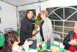 Kwiaty z okazji Dnia Matki. Spotkanie zorganizowało Towarzystwa Kulturalnego Ludności Niemieckiej „Ojczyzna”