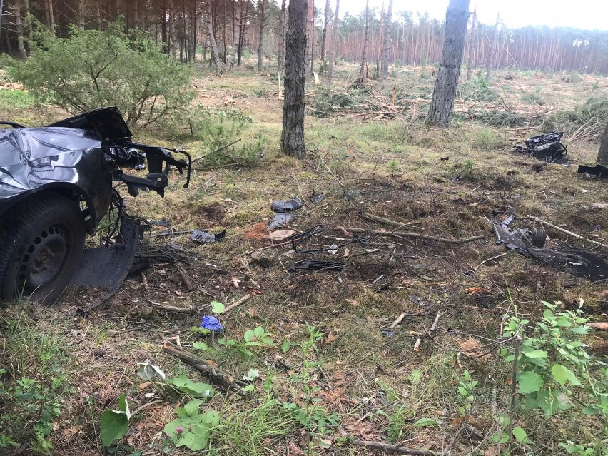 Kościerzyna. Śmiertelny wypadek w Grzybowie koło Kościerzyny 9.07.2022. Kierowca uderzył w drzewo ZDJĘCIA